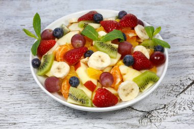 Kırsal beyaz meyve suyu salatalarında taze meyve salatası