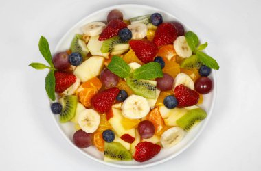 Kırsal beyaz meyve suyu salatalarında taze meyve salatası