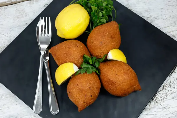 li kfte (Türk yemeği ili kfte) limonlu ahşap üzerine