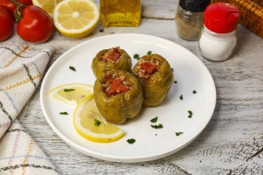 Biber dolma - Biber dolmas beyaz rustik ahşap üzerine biber doldurdu