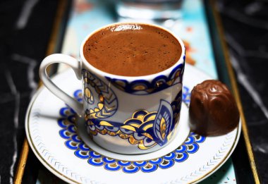 Trk Kahvesi fincanı Türk kahvesi masanın üstünde.