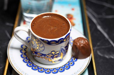 Trk Kahvesi fincanı Türk kahvesi masanın üstünde.