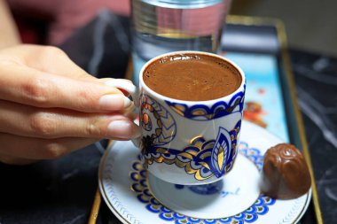 Trk Kahvesi fincanı Türk kahvesi masanın üstünde.
