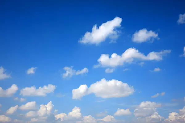 Bulutlu güzel mavi gökyüzü