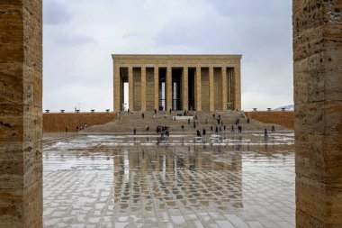 Anitkabir, Türkiye Cumhuriyeti 'nin kurucusu Mustafa Kemal Atatürk' ün mozolesidir. Anitkabir, Türk halkının sık sık ziyaret ettiği tarihi yerlerden biri.