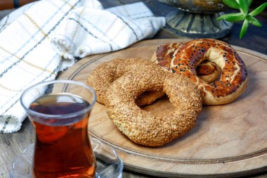 Kandil simidi, ahşap üzerinde susamlı Türk simidi.