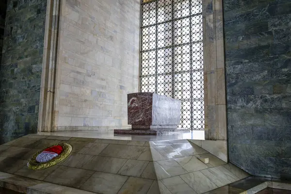 Anitkabir, Türkiye Cumhuriyeti 'nin kurucusu Mustafa Kemal Atatürk' ün mozolesidir. Anitkabir, Türk halkının sık sık ziyaret ettiği tarihi yerlerden biri.