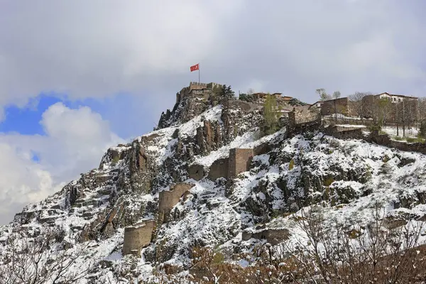 ankara trkiye - 11.04.2025 Ulus ankara trkiye 'de karlı şehir görüntüsü