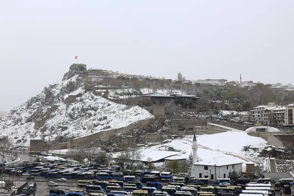 ankara trkiye - 11.04.2025 Ulus ankara trkiye 'de karlı şehir görüntüsü