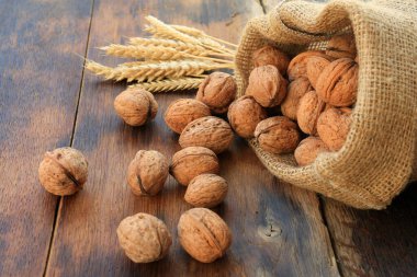 Tahta masada cevizler.