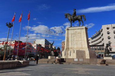 Ankara Zafer Anıtı, Zafer Aniti, Ankara 'nın en popüler simgelerinden biri. Mustafa Kemal Atatürk 'ün heykeli, Ulus Meydanı' ndaki Türk halkı