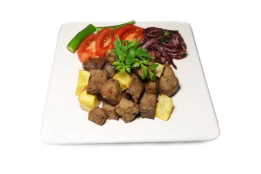 Tabakta kızarmış ciğer, domates, soğan ve kağıt.