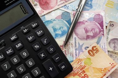 Dolar - Türk lirası para ve hesap makinesi masada.         