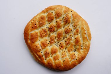 Beyaz arkaplanda Türk usulü pita ekmeği