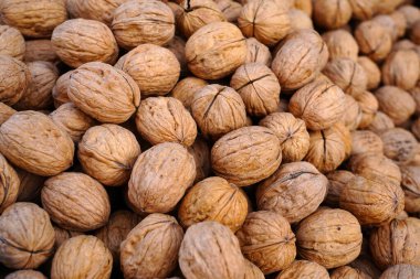 Pazarda çok ceviz toplayın.                    