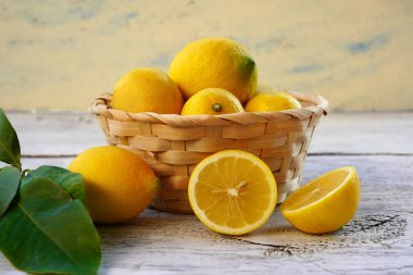 Beyaz bir kırsal masada sepette taze limonlar                        