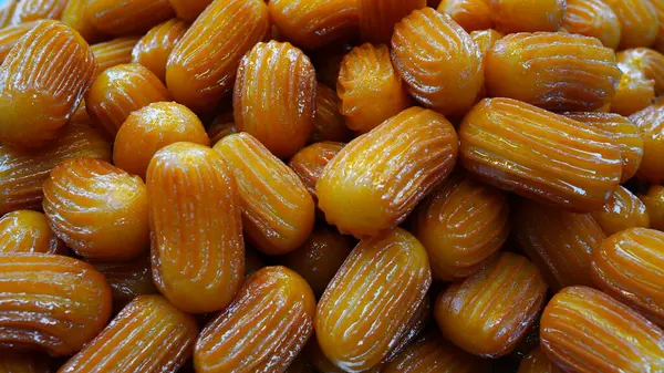 Lezzetli Ortadoğu tatlısının küçük parçaları, Türkçe adı Tulumba Tatls Ramazan                               