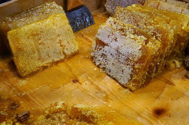 Sihirli bal peteği yakın çekim, bal toplama, bal toplama. Organik bal peteği (Türk Karakovan Balı) Tahta petek iinde ta bal                   