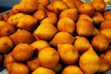 Bol yağda kızartılmış et ve bulgur ile karıştırılmış et, ahşap bir tabakta çam fıstığı ile doldurulmuş çam fıstığı ve ahşap kfte.                      