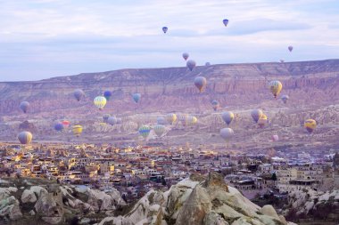 Olağanüstü Kapadokya üzerinde uçan sıcak hava balonu, Uchisar - Goreme, Türkiye                  