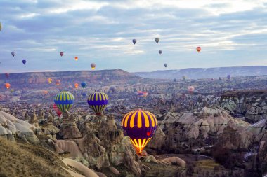 Olağanüstü Kapadokya üzerinde uçan sıcak hava balonu, Uchisar - Goreme, Türkiye                  