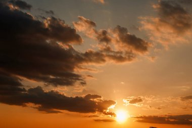 Dramatik gökyüzü bulutlu gün batımında