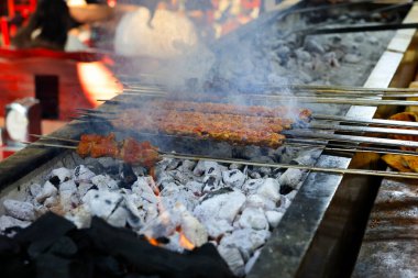 Adana kebabı ızgarada pişirilir.