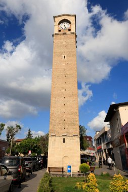 Seyhan Adana 'daki saat kulesi ve büyük pazar.