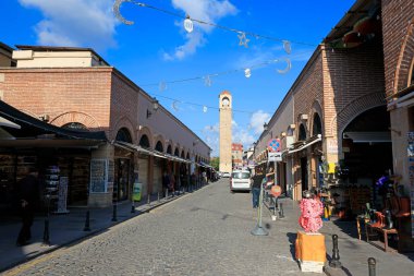 Seyhan Adana 'daki saat kulesi ve büyük pazar.