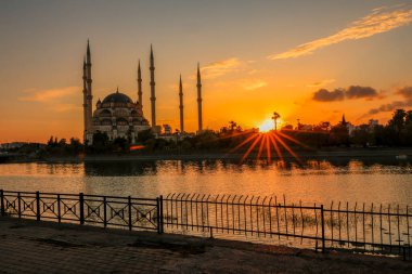 Gün batımında Adana 'daki Sabanc Camii manzarası