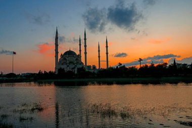 Gün batımında Adana 'daki Sabanc Camii manzarası