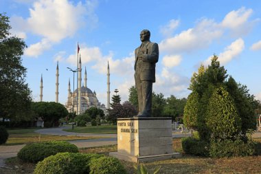 Seyhan Adana 'daki atatrk heykeli ve Sabanc camii