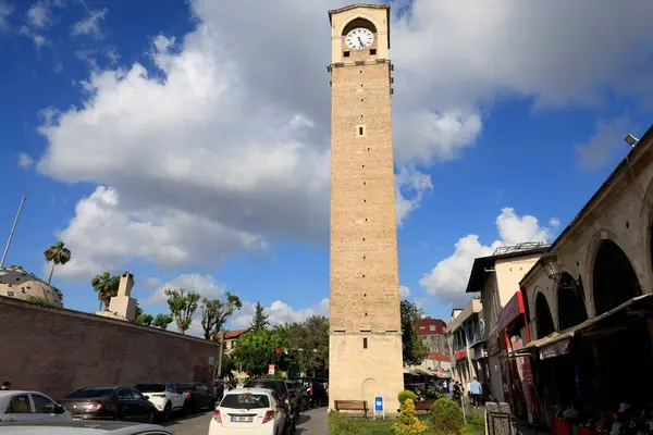 Seyhan Adana 'daki saat kulesi ve büyük pazar.