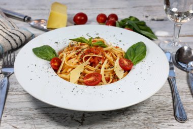 Domates soslu makarna, fesleğen yaprağı ve peynir.