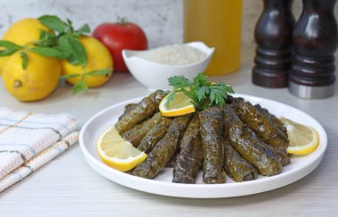 Yaprak dolma sarma doldurulmuş üzüm yaprağı pirinç, Lübnan dolma sarması tabakta. Lübnan Türkçe Yunanca Ortadoğu mutfağı. 
