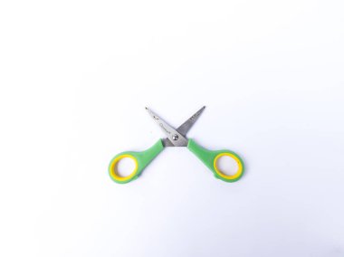 Beyaz arka planda yeşil makas. Ofis, okul veya el işleri için kesme aletleri. Minimalist ve temiz tasarım