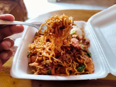 Endonezya yemeği, kızarmış erişte, tavuk ve sebze parçaları.