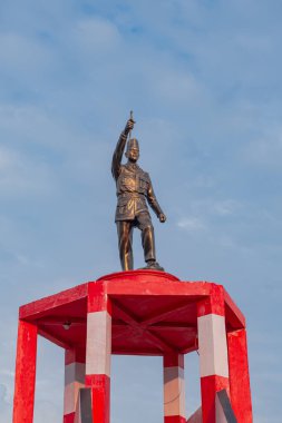 Endonezya, 15 Mart 2024 - Güney Buton 'da Soekarno' nun bronz heykeli mavi gökyüzünün altında bir çubuk tutuyor.