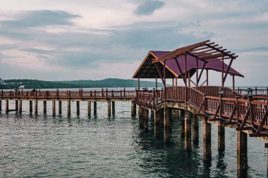 Baubau, Endonezya, 24 Mart 2024 - Titian Köprüsü, Batusori Turist Çekimi 'nde Tahta İskele Huzur Doğayla Buluştuğunda - Tropikal İskelede Huzurlu Öğleden Sonra