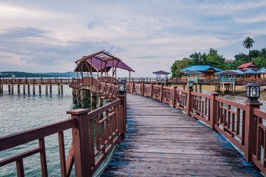 Baubau, Endonezya, 24 Mart 2024 - Titian Köprüsü, Batusori Turist Çekimi 'nde Tahta İskele Huzur Doğayla Buluştuğunda - Tropikal İskelede Huzurlu Öğleden Sonra