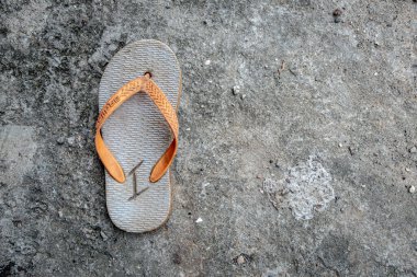 Beton Yüzeyde Bir Kırlangıç Damlası Parmak arası Terlikleri Her Adım Sayılır Kullanılmış Sandaletlerin Yolculuğu