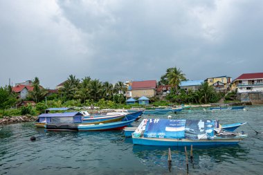 Endonezya, 29 Mart 2024 - Kıyı Yaşamı: Tekneleri ve Temiz Suları olan bir sahil köyüne bir bakış - Sahil Köy Manzarası