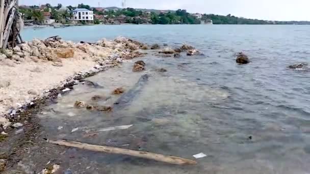 Kryzys Zanieczyszczenia Malownicze Miasto Przybrzeżne Zmaga Się Plastikowymi Odpadami Miasto — Wideo stockowe