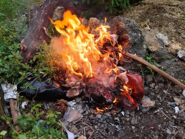 Endonezya - Baubau, 10 Mayıs 2024 - Kirliliğe yol açan plastik atık yakma - Baibau