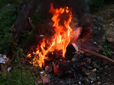 Endonezya - Baubau, 10 Mayıs 2024 - Kirliliğe yol açan plastik atık yakma - Baibau