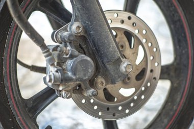 Baubau, Endonezya, 15 Haziran 2024 - Ön disk frenleri, motosiklet lastikleri ve otomatik motosiklet kalibreleri -