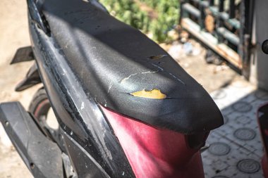 Yırtık Deri Motosiklet Koltuğu İç Köpüğü Gösteriyor - Yırtık Siyah Motosiklet Koltuğu