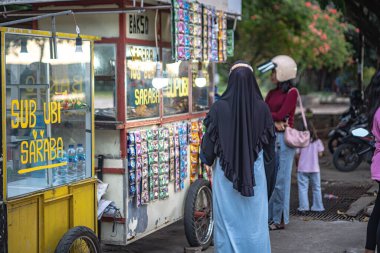 Endonezya, 19 Haziran 2024: Endonezya Sokak Gıda Arabalarının Canlı Yaşamı Endonezya Gıda Arabalarının Sosyal Kumaşı