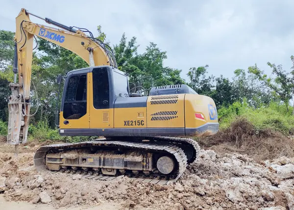 stock image Indonesia, 28 June 2024 - Indonesia, 28 June 2024 - Crawler excavator with hydraulic breaker hammer for crushing hard rock on construction or excavation sites - Hydraulic Jack Mounted Rock Breaker Excavator