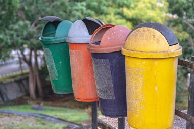 Endonezya, 29 Haziran 2024 - Parkta farklı renkte çöp kutuları. Çöpleri ayır, atıkları yeniden dönüştürülecek şekilde ayır